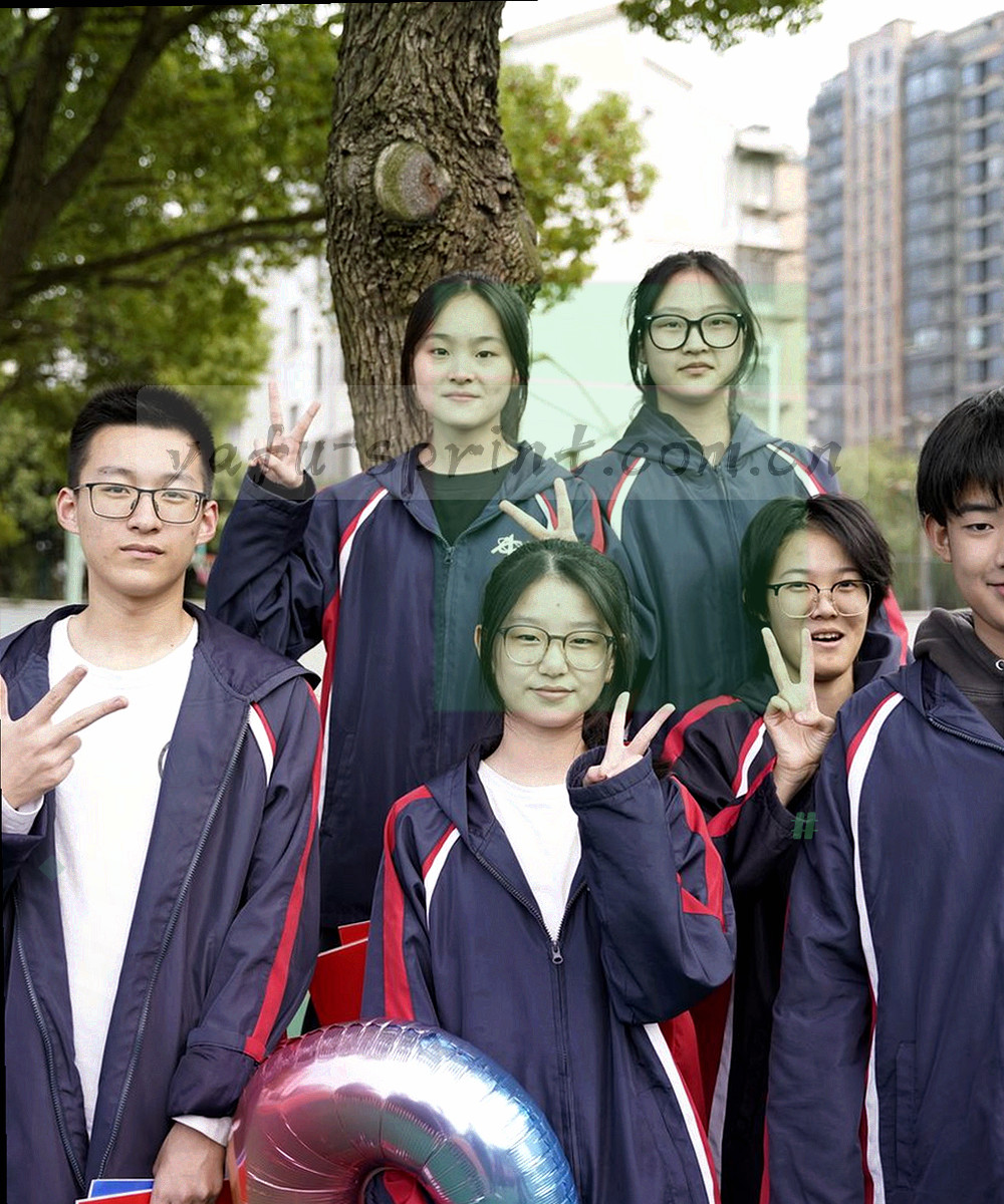 手持移动设备查看数据面板的近景，背景虚化，屏幕内容不可辨认