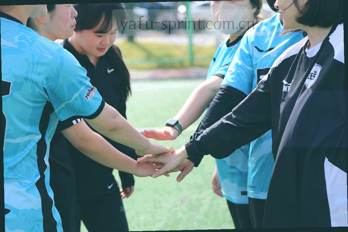 观众席上流动的光轨与挥动的臂影剪影，橙色高光点缀看台